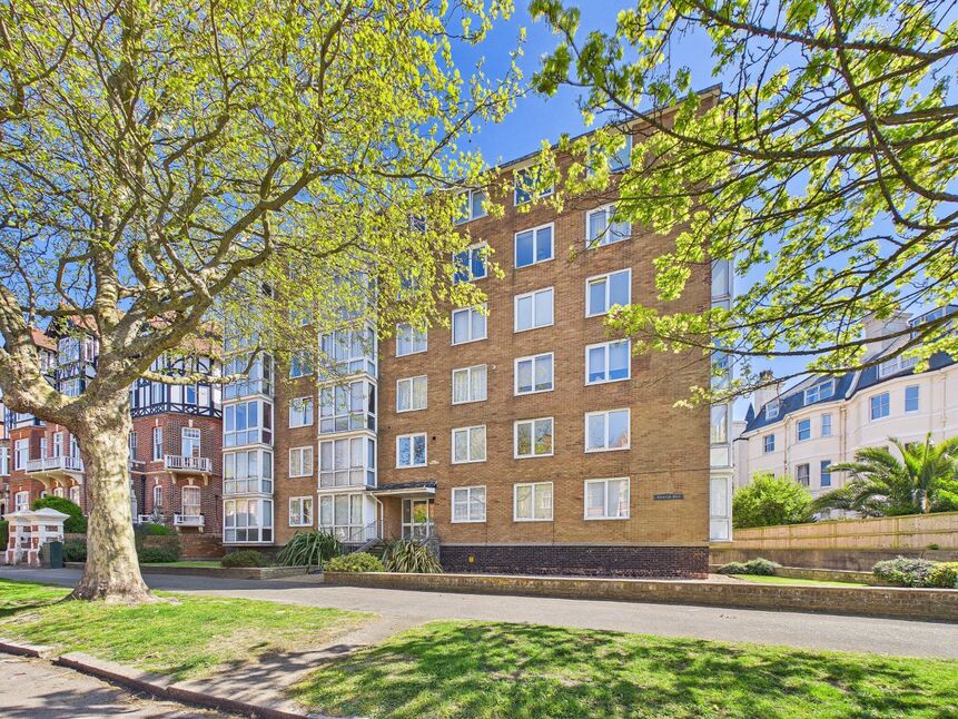 Flat Earls Avenue in Folkestone and Hythe District