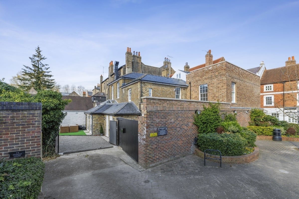 Flat Church Close in Eton