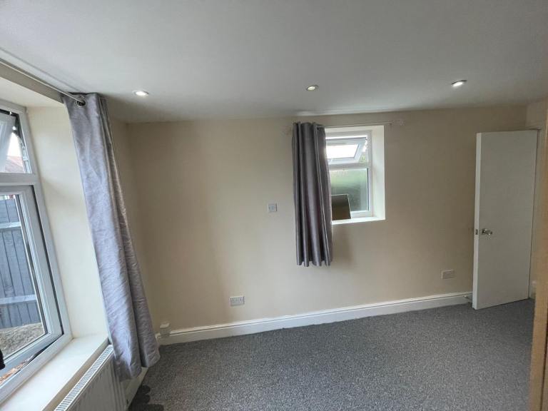 Flat Charlton Park Lane in Greater London