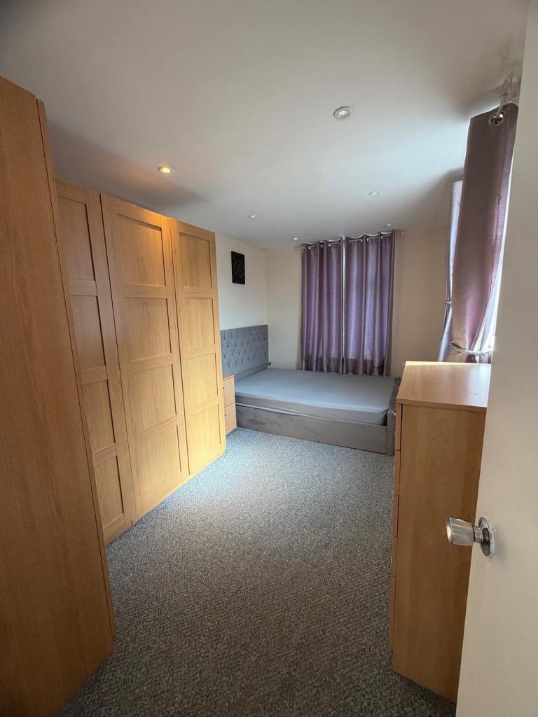 Flat Charlton Park Lane in Greater London