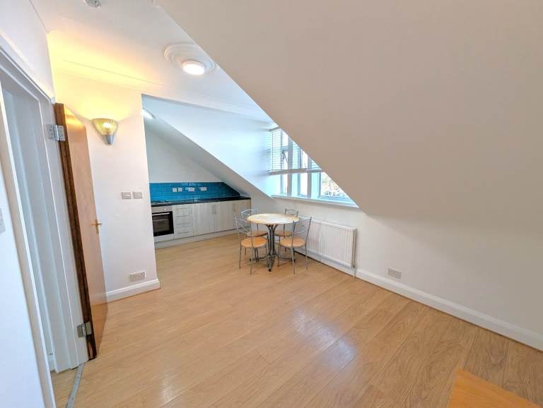 Flat Burnley Road in Greater London