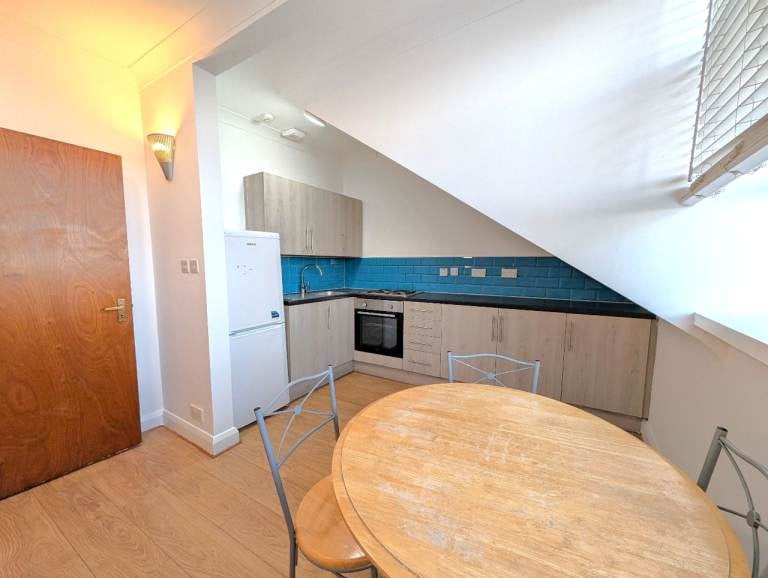 Flat Burnley Road in Greater London