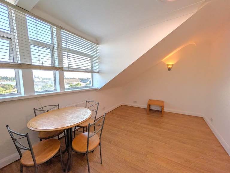 Flat Burnley Road in Greater London