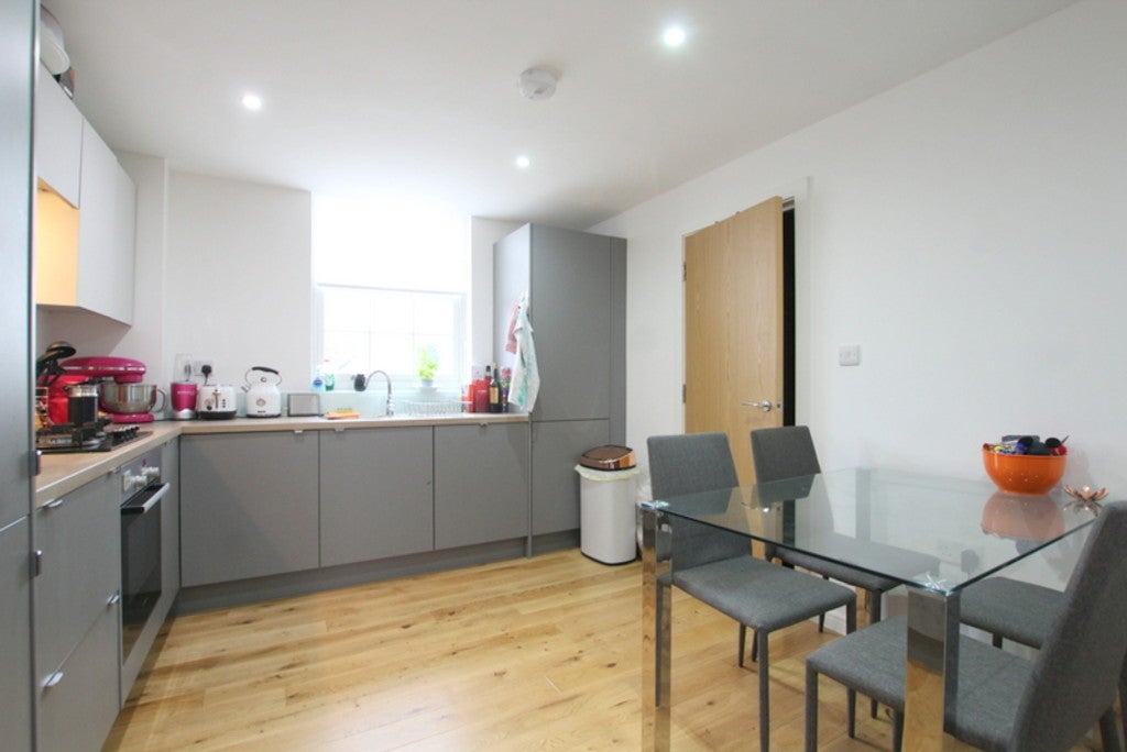 Flat Saint John's Hill in Greater London