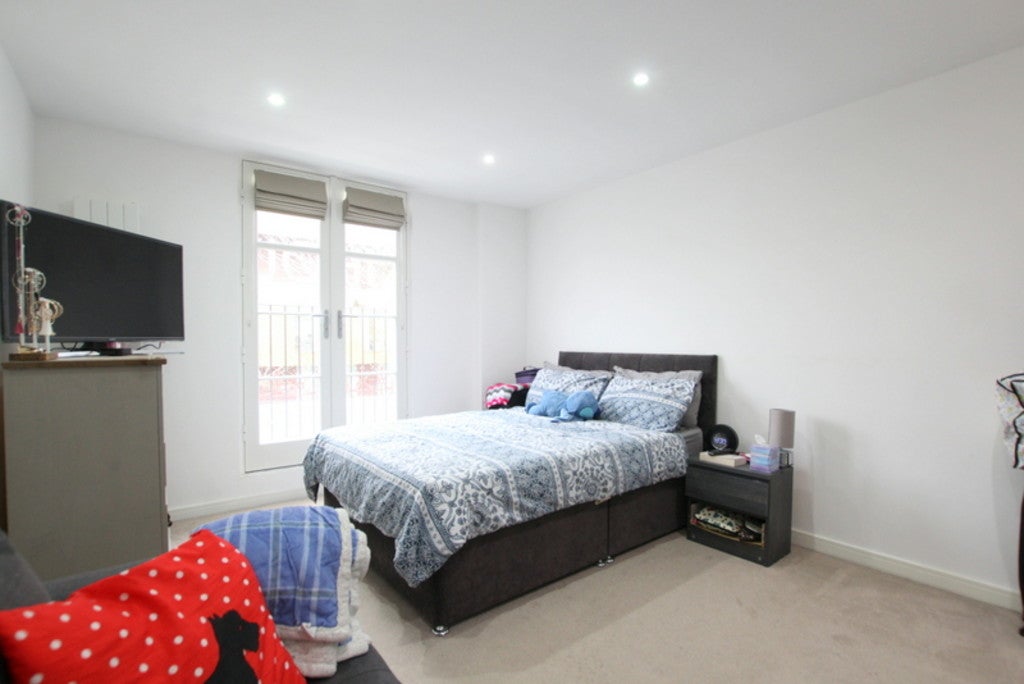 Flat Saint John's Hill in Greater London