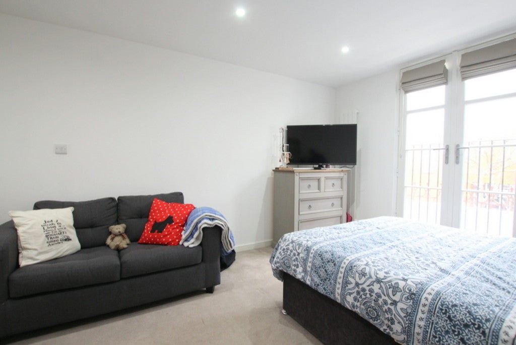Flat Saint John's Hill in Greater London