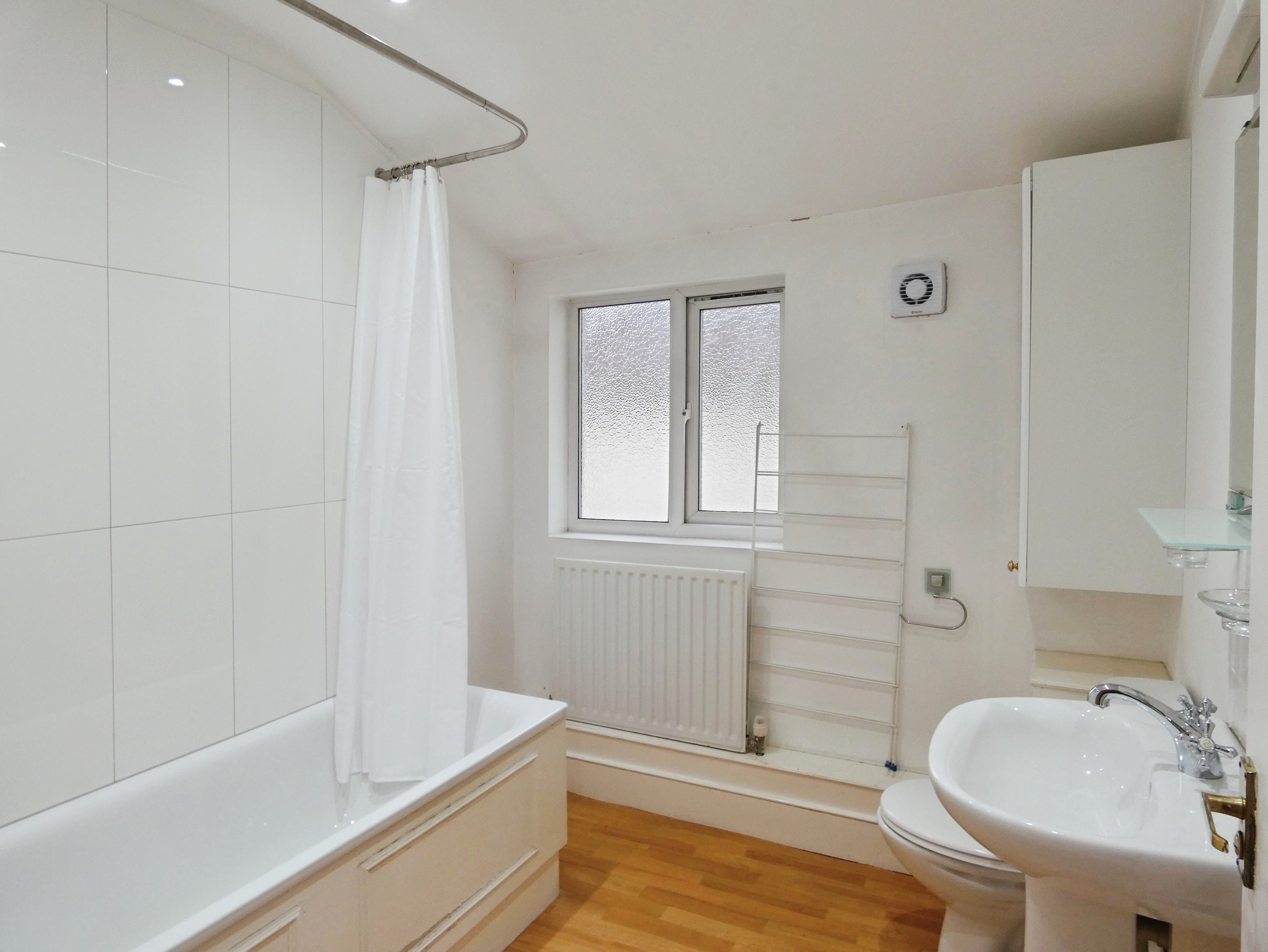 Flat Fernthorpe Road in Greater London