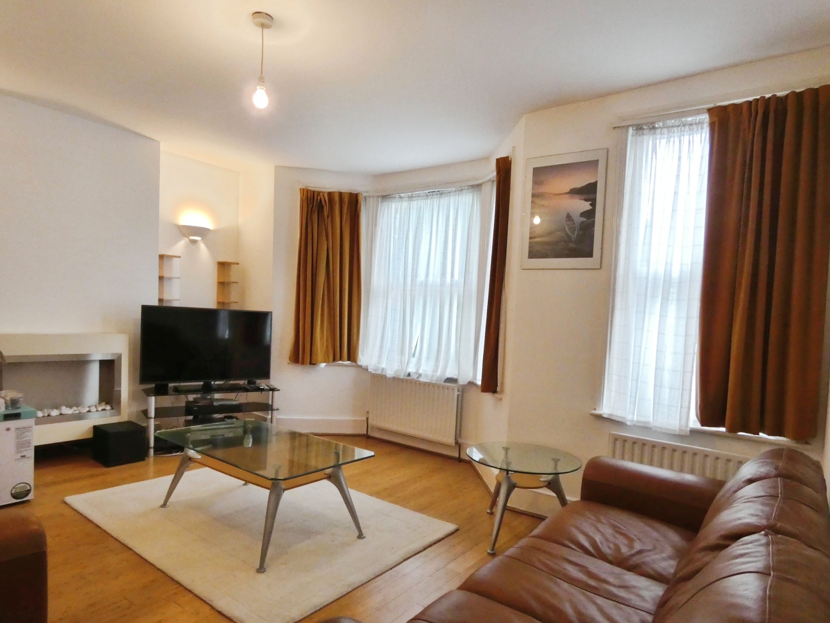 Flat Fernthorpe Road in Greater London