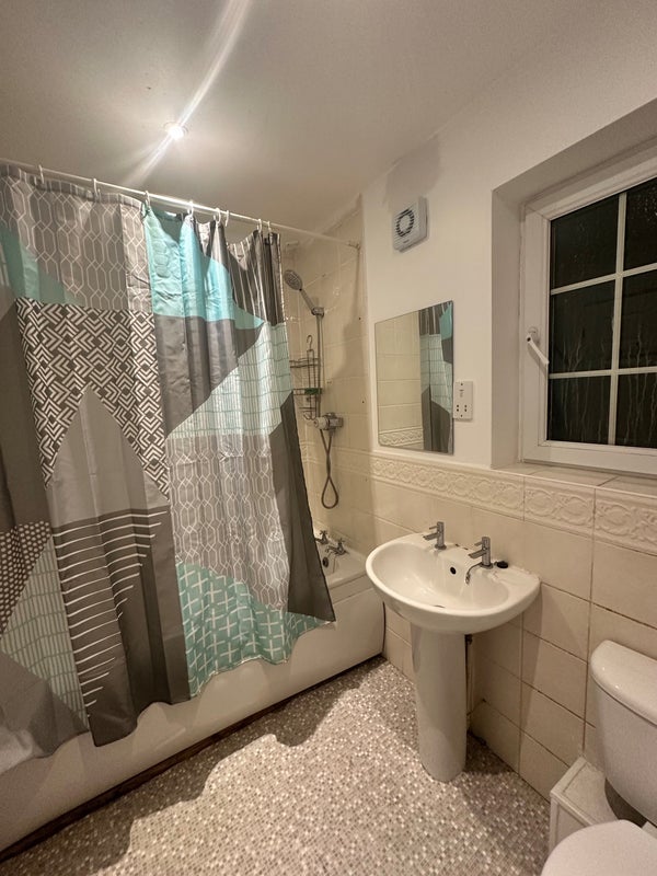 Room Chaplin Close in Salford
