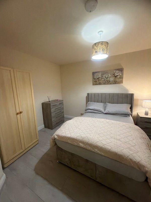 Room Chaplin Close in Salford