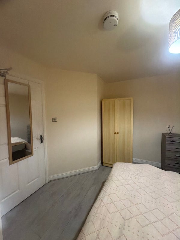 Room Chaplin Close in Salford