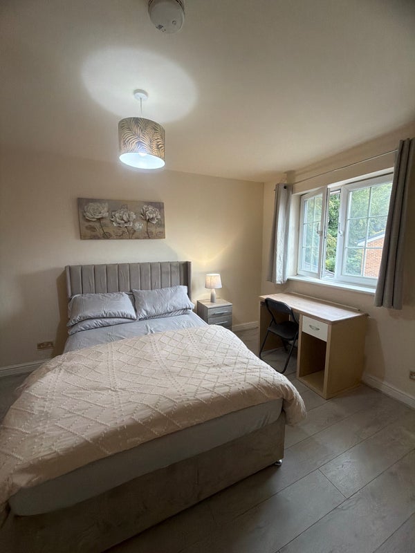 Room Chaplin Close in Salford