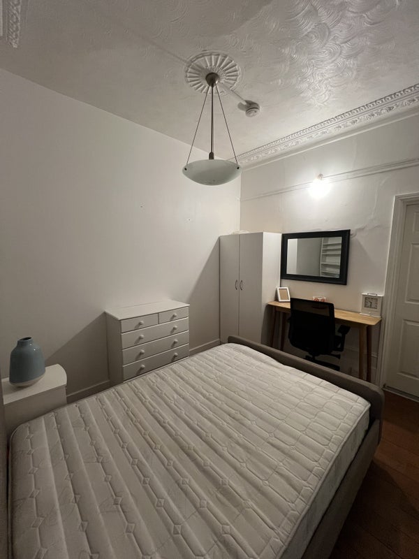 Room Vaughan Road in Greater London