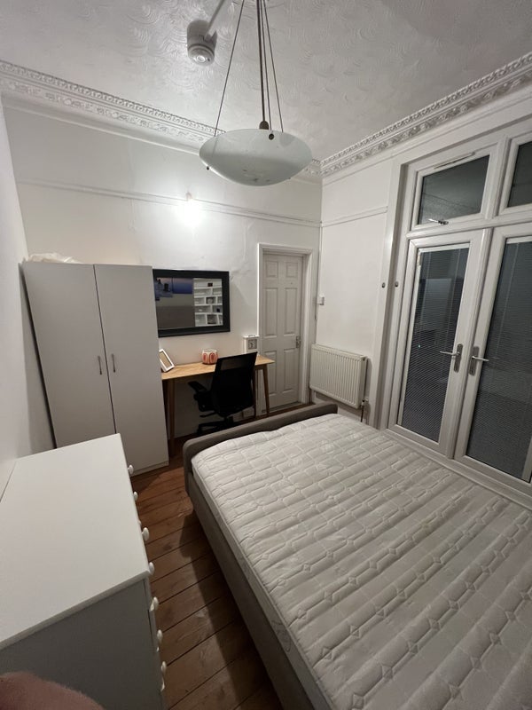 Room Vaughan Road in Greater London