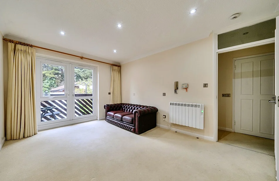 Flat Cedar Close in Greater London
