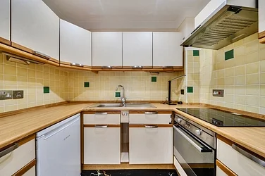 Flat Cedar Close in Greater London
