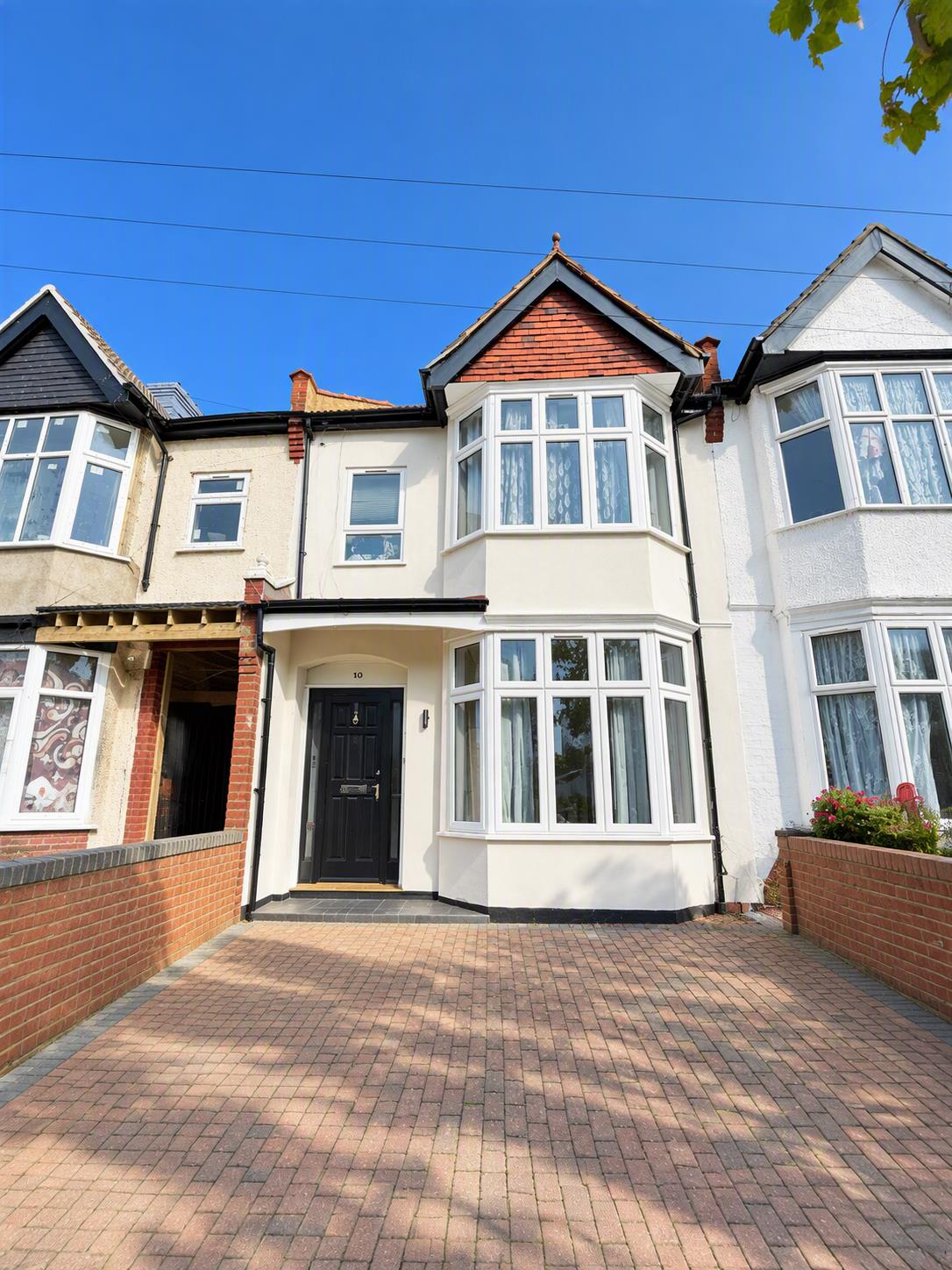 Flat Melrose Avenue in Greater London