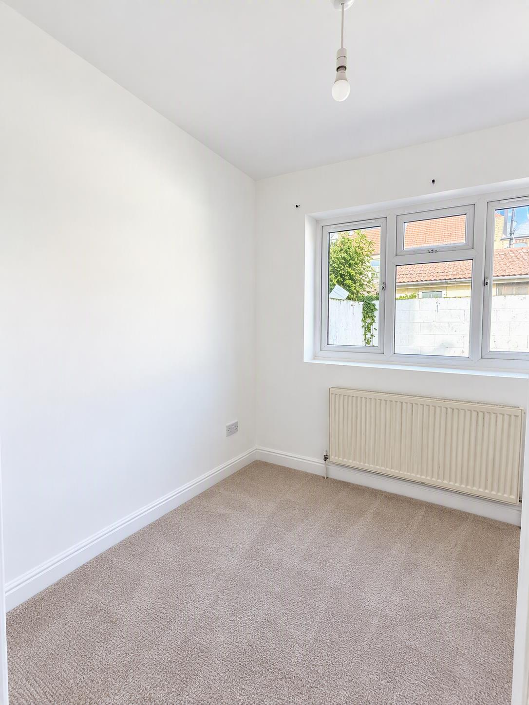 Flat Melrose Avenue in Greater London