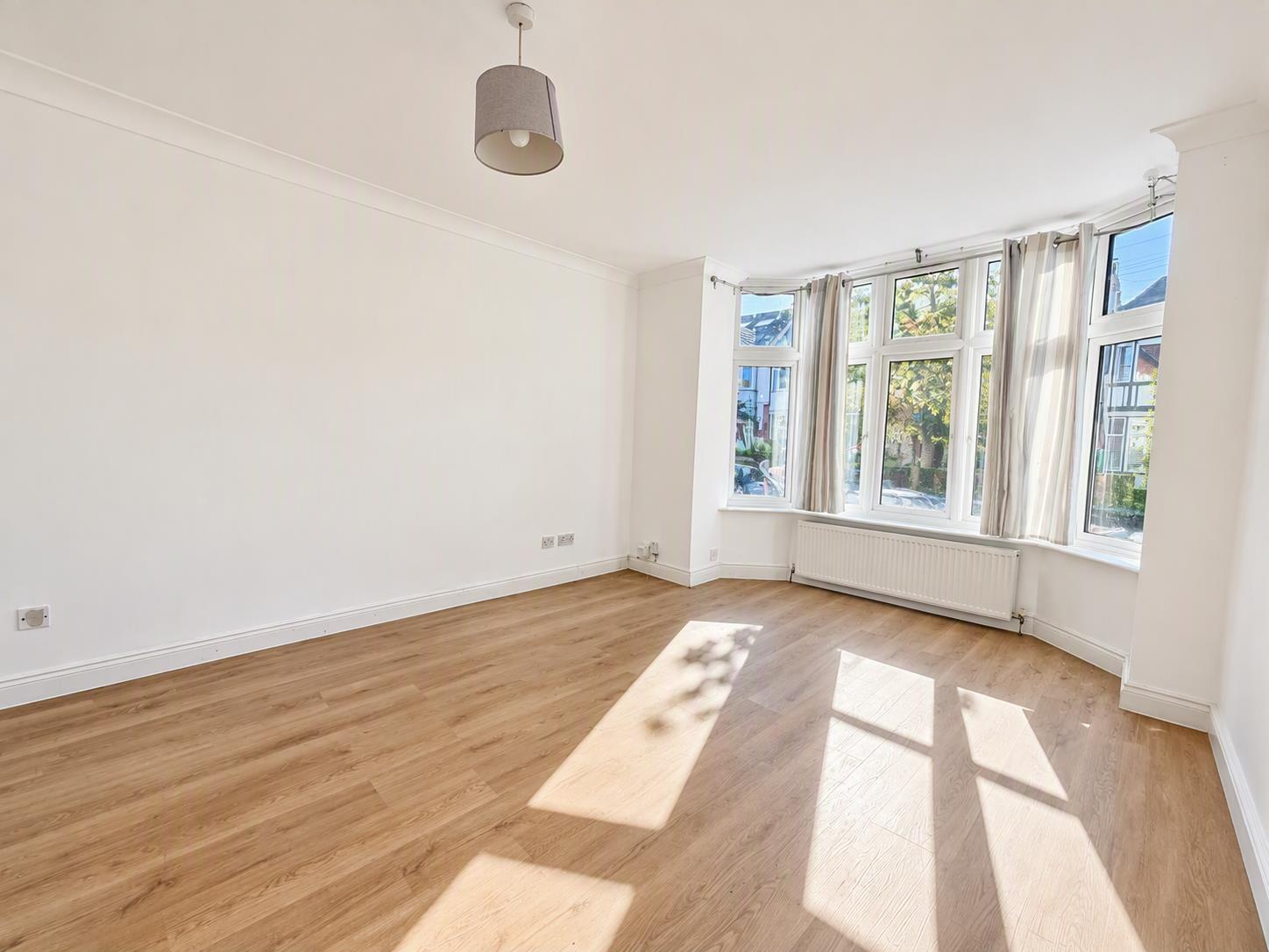 Flat Melrose Avenue in Greater London