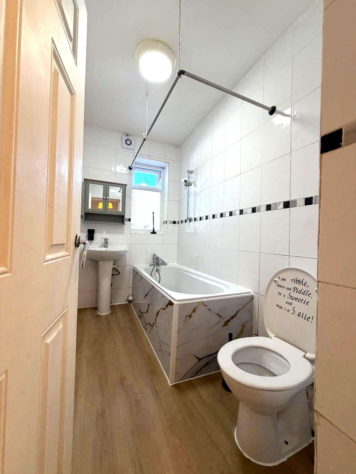 Flat Melrose Avenue in Greater London