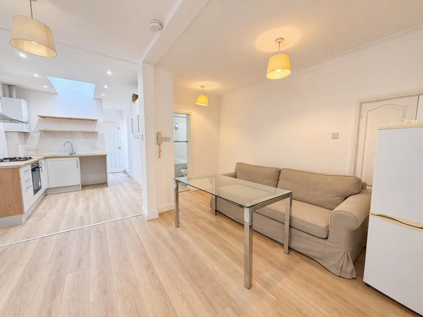 Flat Melrose Avenue in Greater London