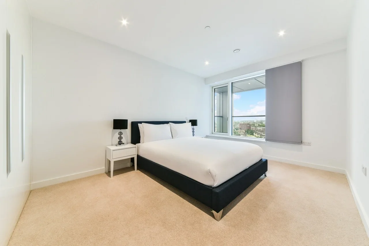 Flat Deacon Street in Greater London