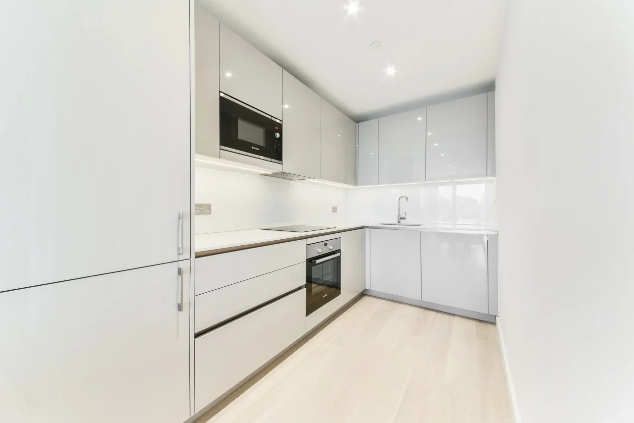 Flat Deacon Street in Greater London