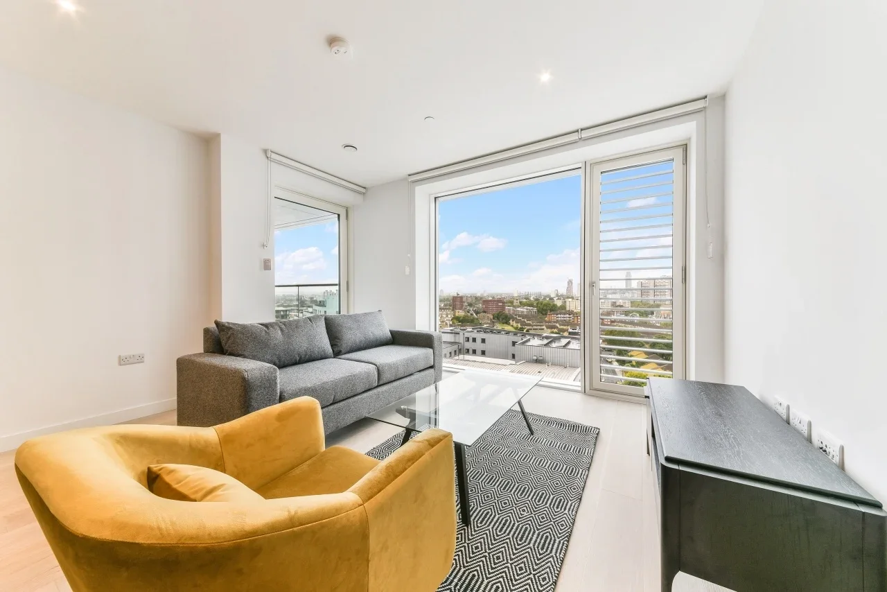 Flat Deacon Street in Greater London
