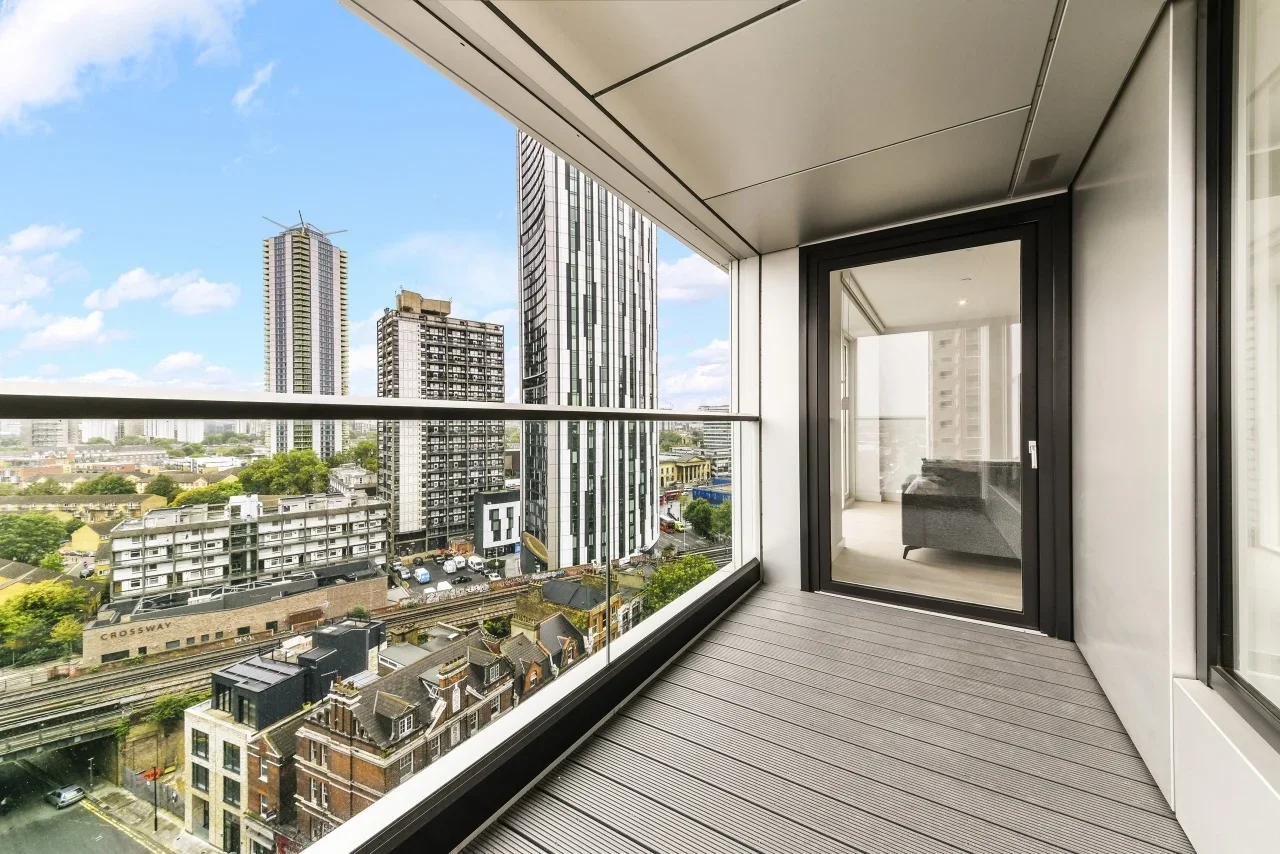 Flat Deacon Street in Greater London