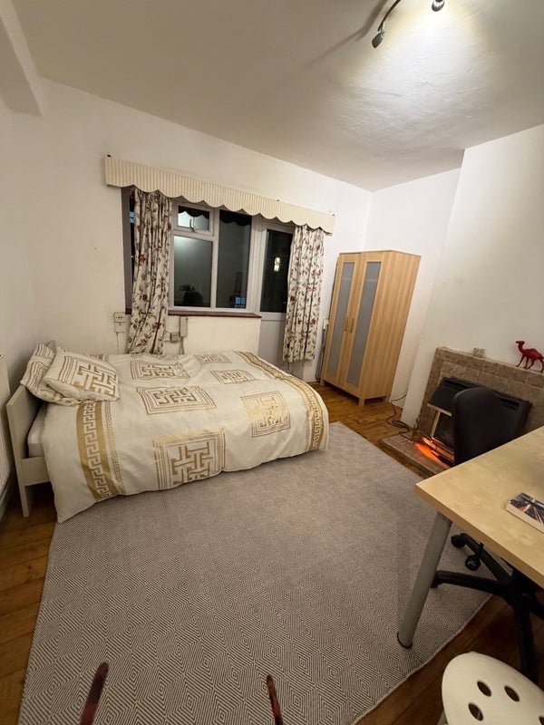 Flat Bevenden Street in Greater London