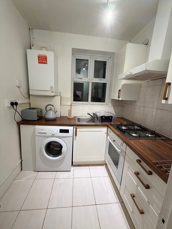 Flat Bevenden Street in Greater London