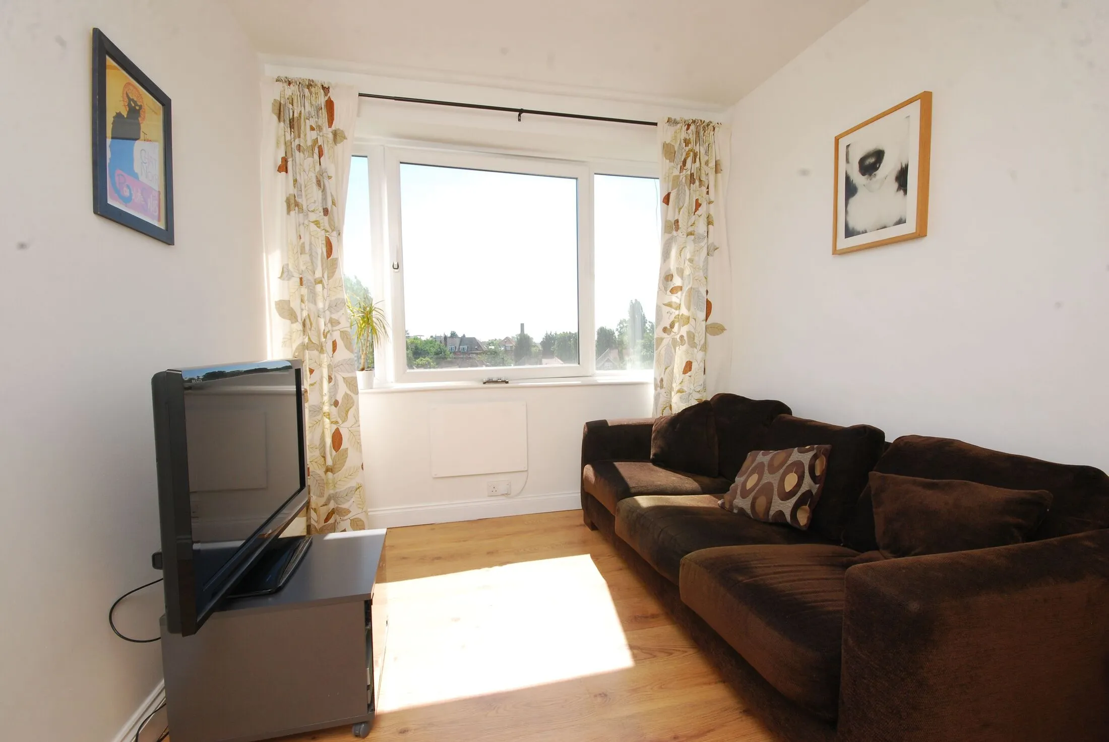 Flat Kersfield Road in Greater London