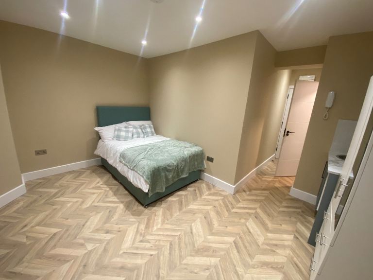 Flat Sipson Lane in Greater London
