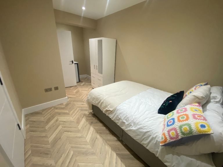 Flat Sipson Lane in Greater London