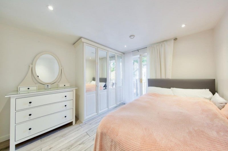 Flat Russell Road in Greater London