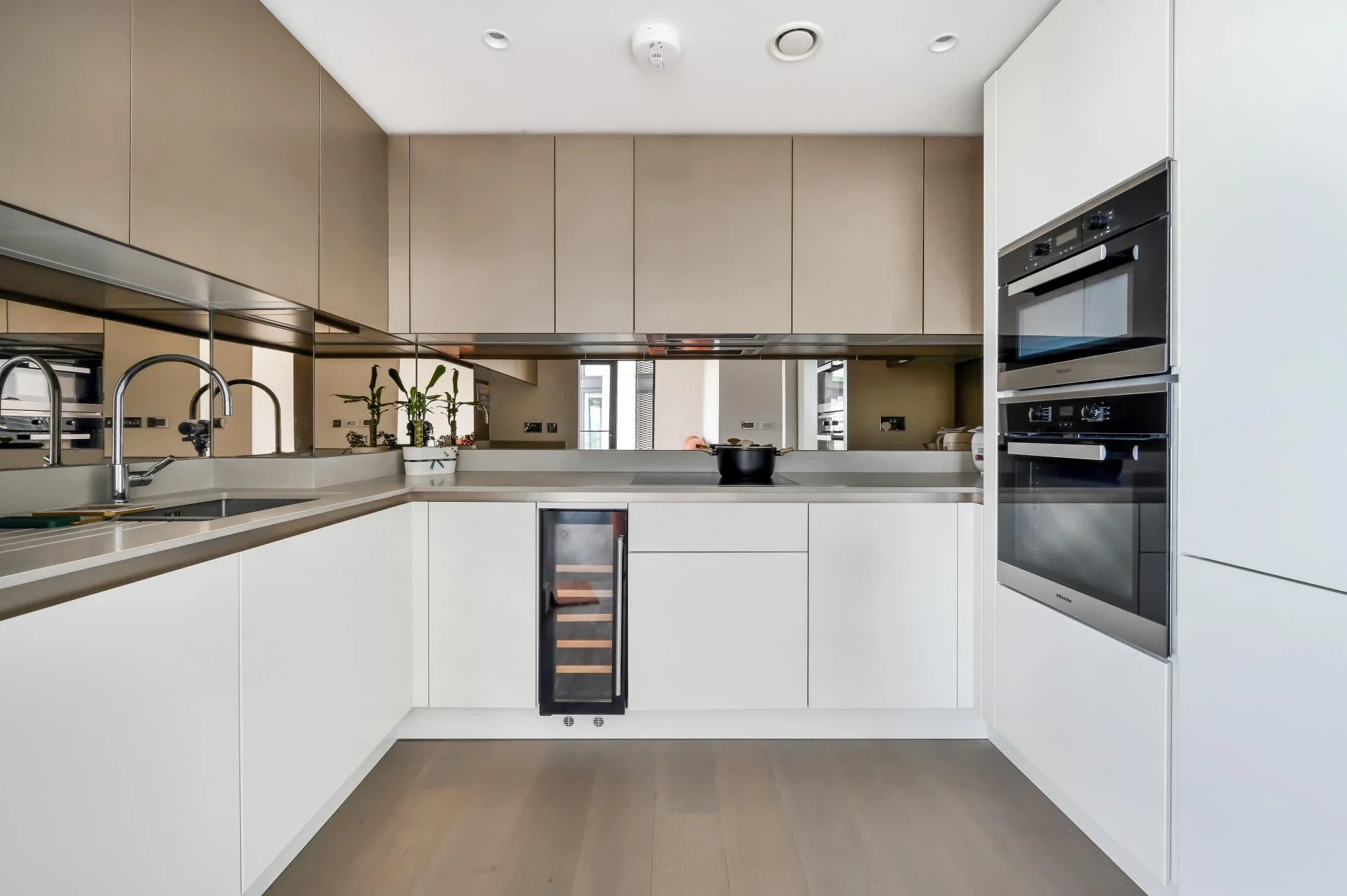 Flat Albert Embankment in Greater London