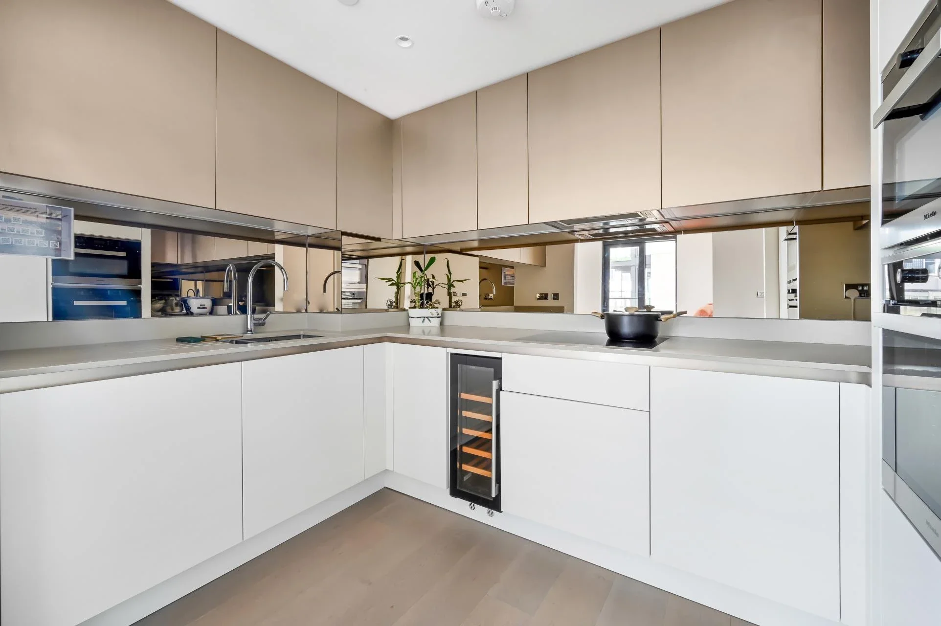 Flat Albert Embankment in Greater London