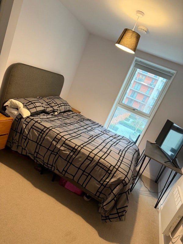 Flat Dearmans Place in Salford