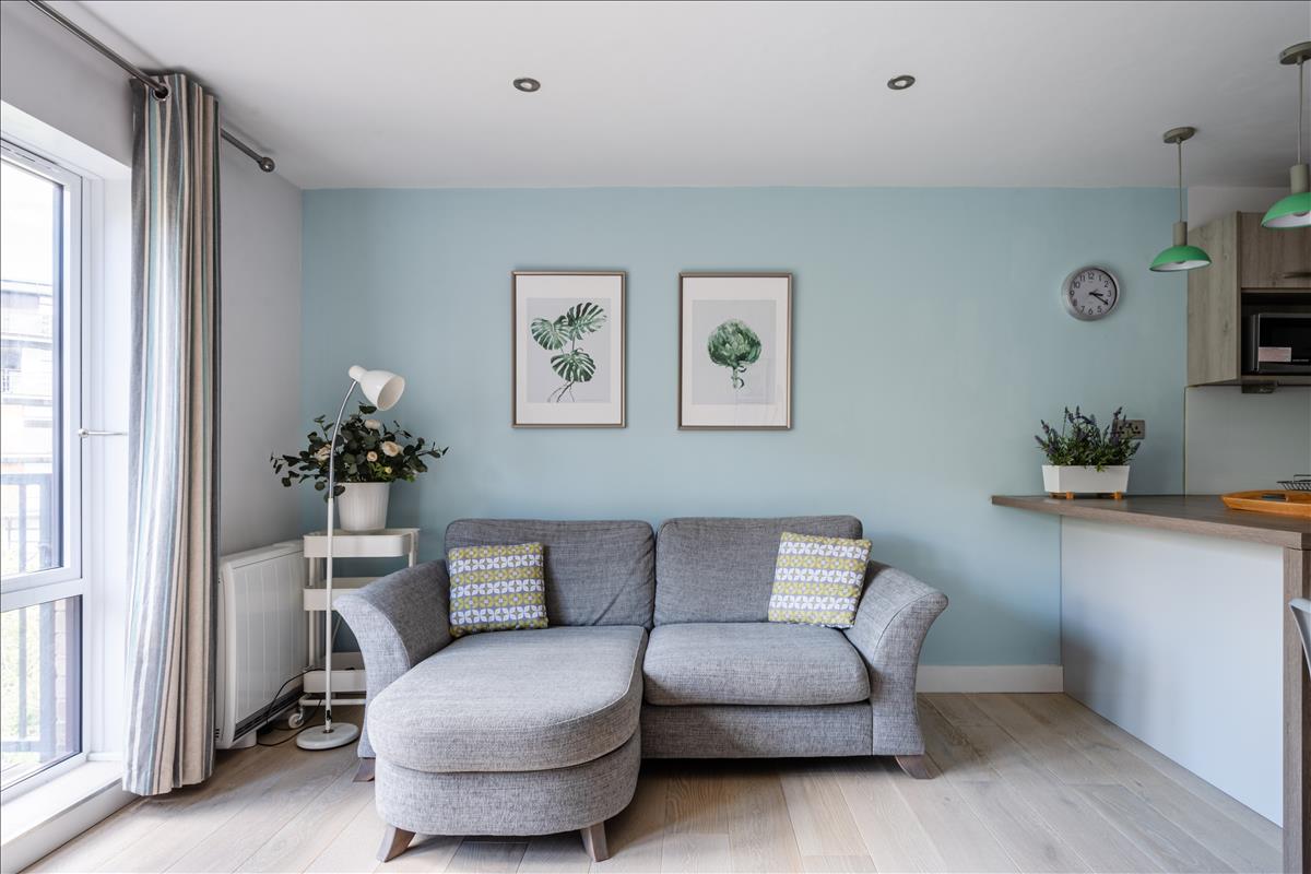 Flat Wharfdale Road in Greater London