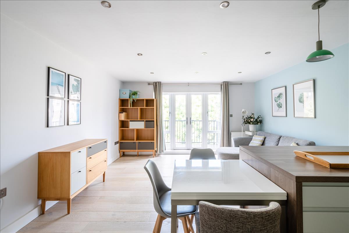 Flat Wharfdale Road in Greater London