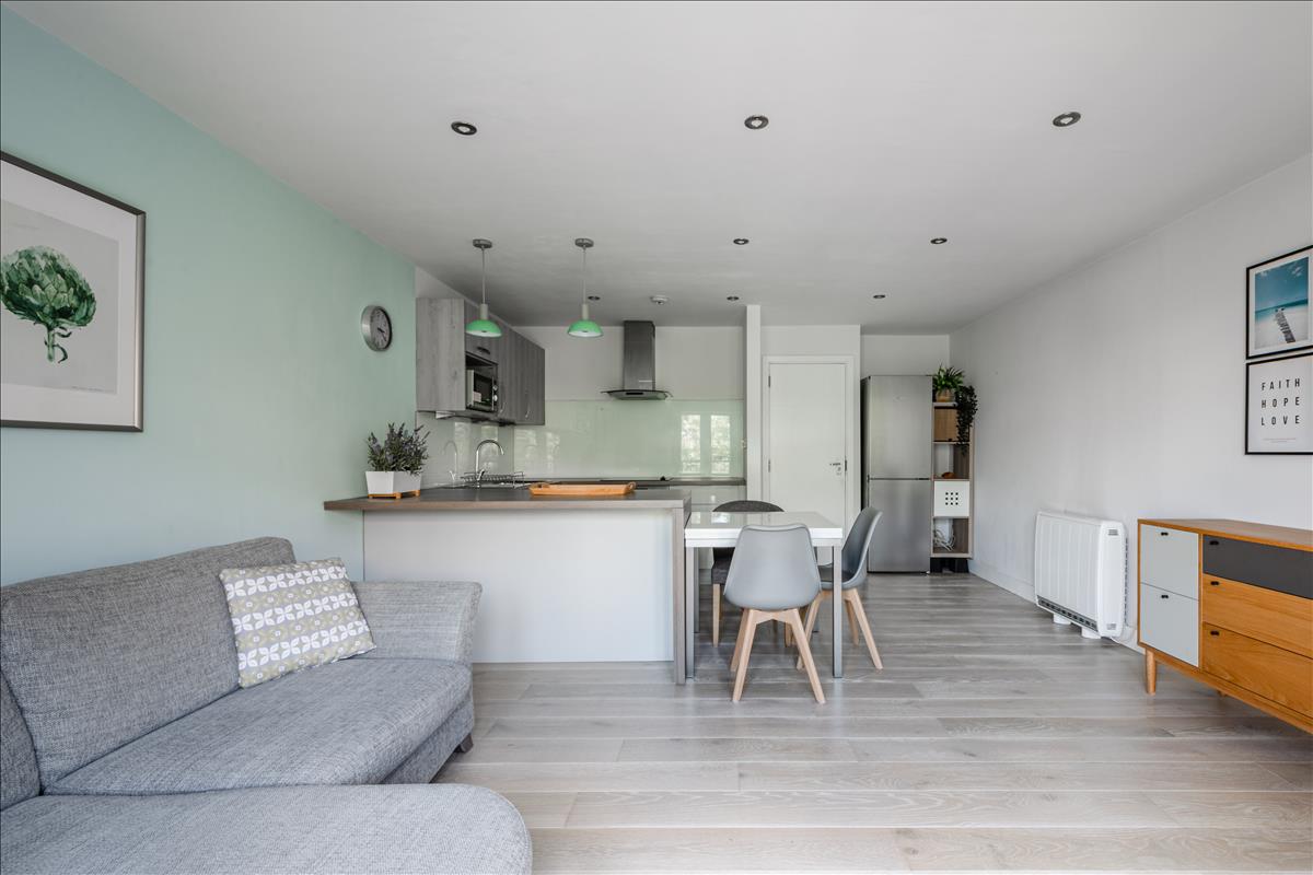 Flat Wharfdale Road in Greater London
