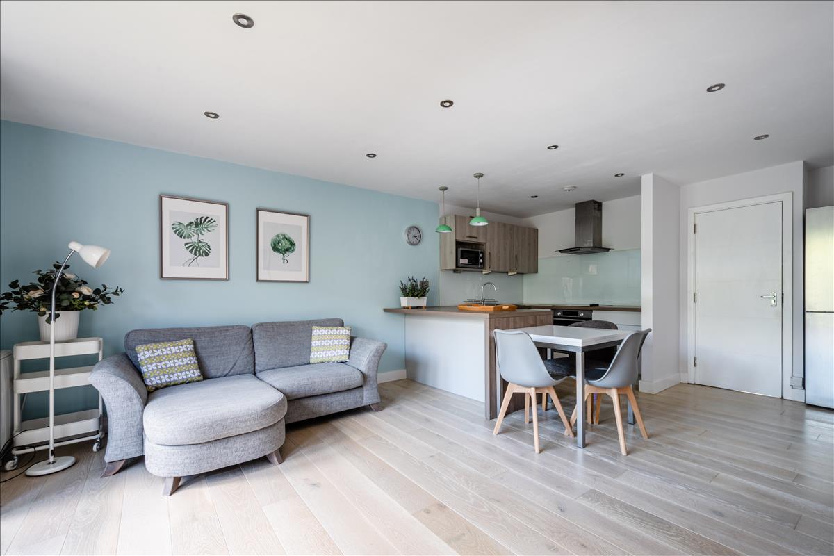 Flat Wharfdale Road in Greater London