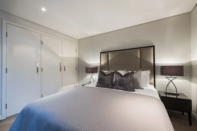 Flat Walm Lane in Greater London