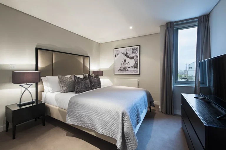 Flat Walm Lane in Greater London