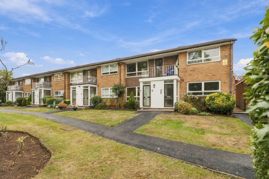 Flat Wolverton Road in Greater London
