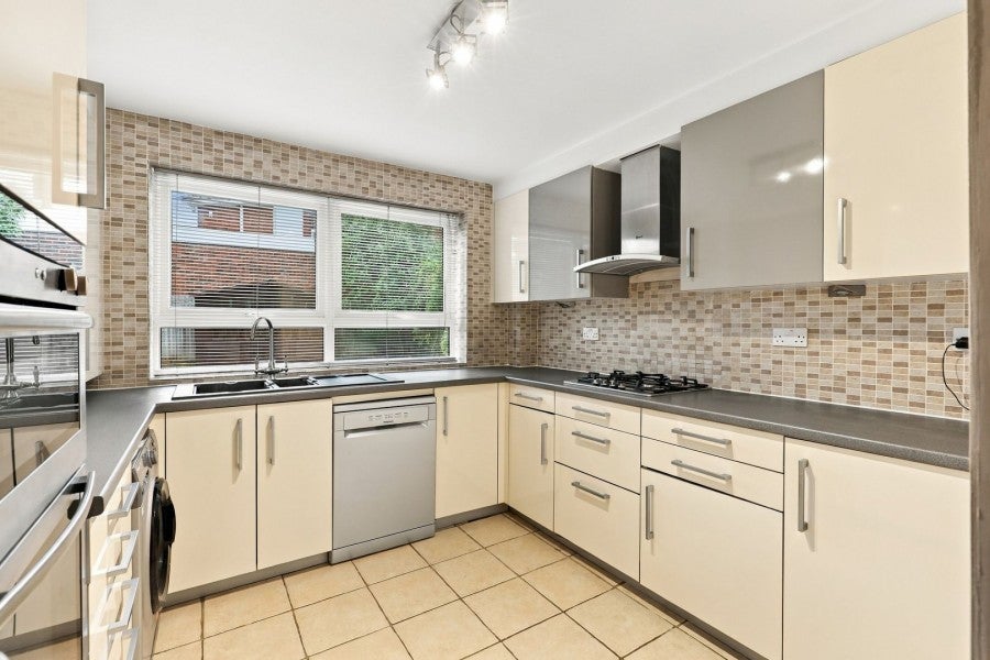 Flat Wolverton Road in Greater London