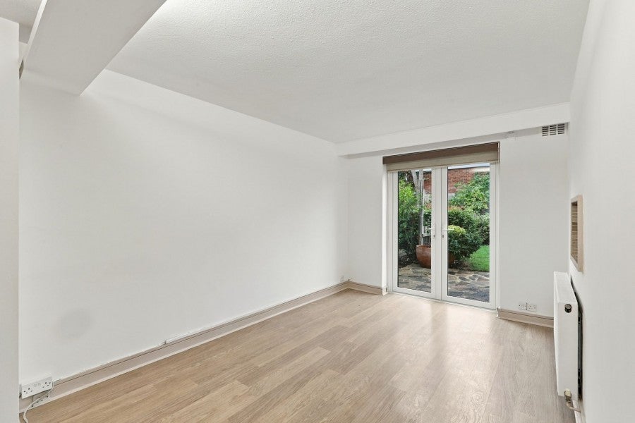 Flat Wolverton Road in Greater London