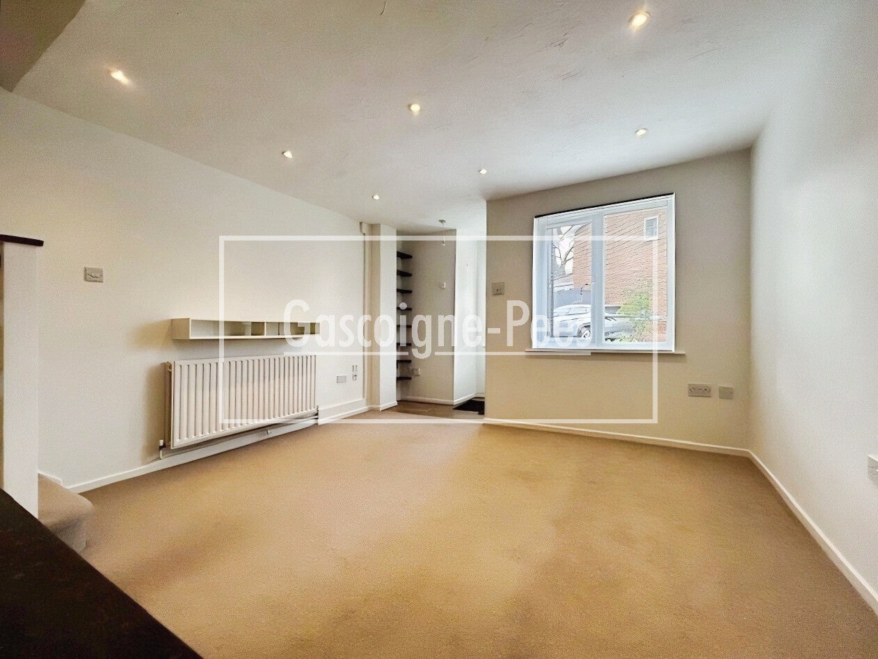 House Myrtle Close in Surrey Heath