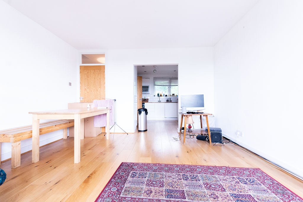 Flat Drakefell Road in Greater London