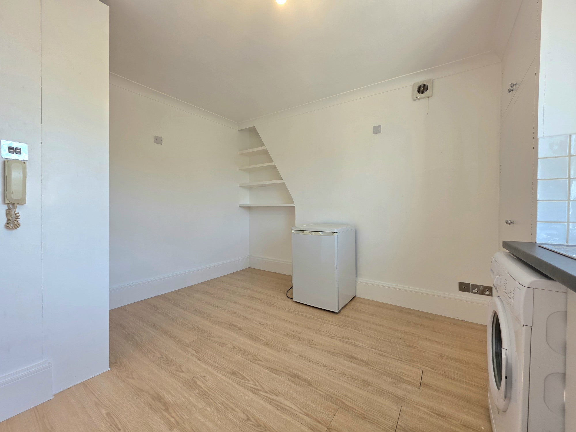 Room Camberwell Road in Greater London